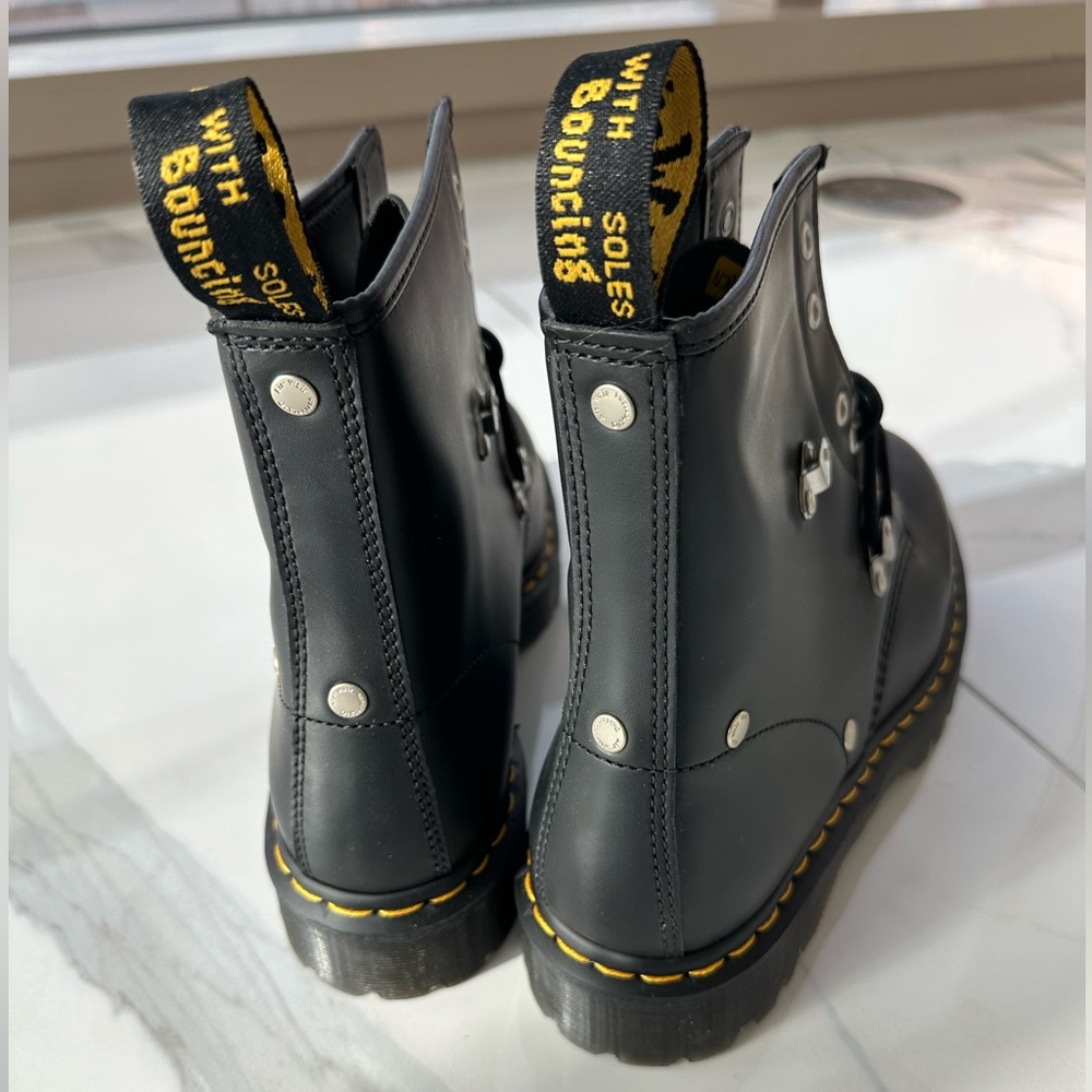 NWOT Dr Martens 1460 BEX STUD LEATHER LACE UP BOOTS - Picture 5 of 8